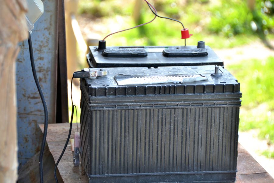 Batteries charging device outdoor